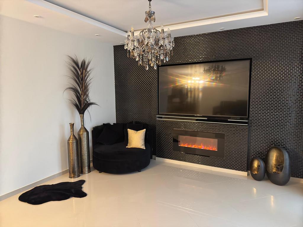 Fauteuil met kussentjes en decoratie vase en ei vormig vasen, Ophalen, Zo goed als nieuw, Vrijstaande haard, Houthaard