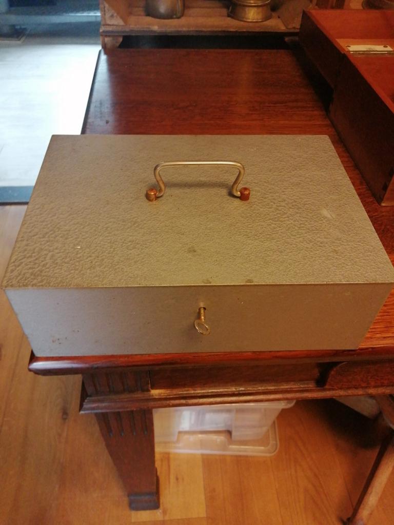 Grote stalen geldkist / documenten kist 35x25x11 cm compleet, Ophalen of Verzenden