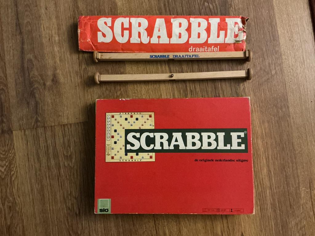 Scrabble Houten letters, compleet + zakje+ houten draaitafel, Hobby en Vrije tijd, Gezelschapsspellen | Bordspellen, Een of twee spelers