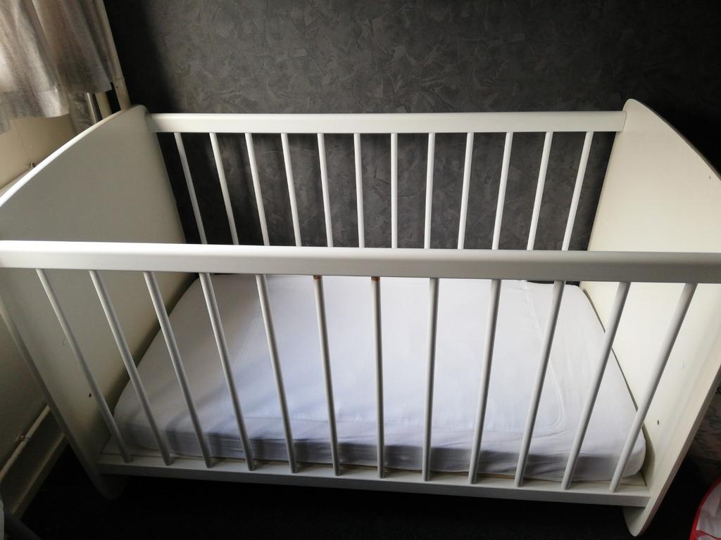 Wit baby ledikantje met uitneembare spijltjes, Kinderen en Baby's, Babywiegjes en Ledikanten, Ophalen of Verzenden, Ledikant