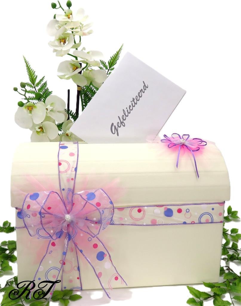 Mooie crème enveloppendoos versierd met een grote strik., Hobby en Vrije tijd, Ophalen of Verzenden, Nieuw, Feestartikel, Geboorte of Huwelijk