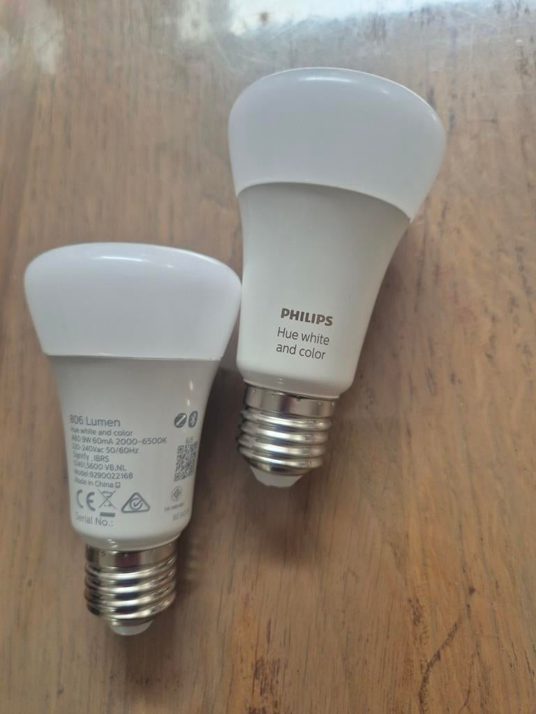 2x Philips Hue E27 806lm white and color + Hue Bridge Pro, Led-lamp, 60 watt of meer, Zo goed als nieuw, E27 (groot)