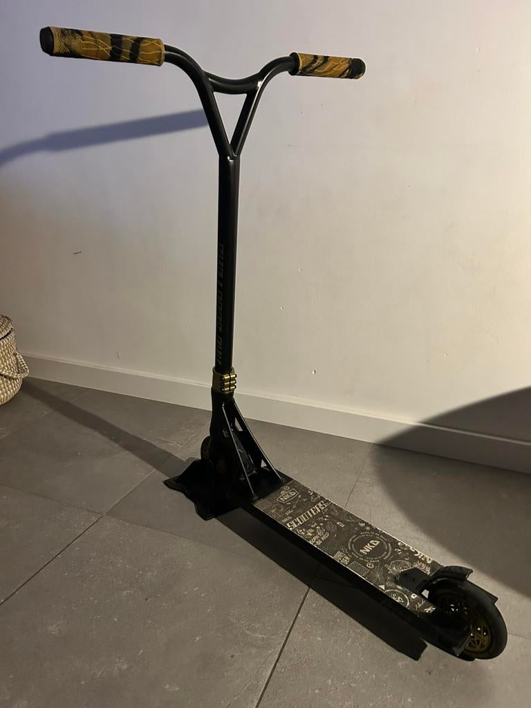 NKD GAS Stuntstep zwart/goud, Fietsen en Brommers, Steps, Ophalen, Zo goed als nieuw, Gewone step