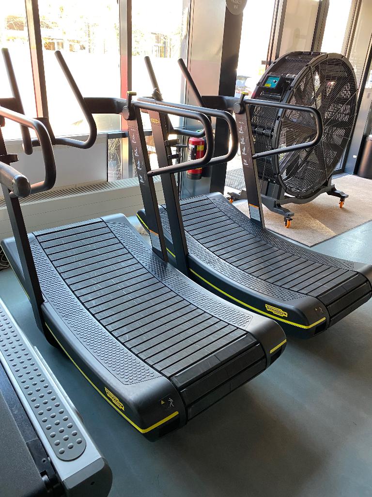 TECHNOGYM SKILLMILL CURVED LOOPBAND, Ophalen, Zo goed als nieuw, Loopband