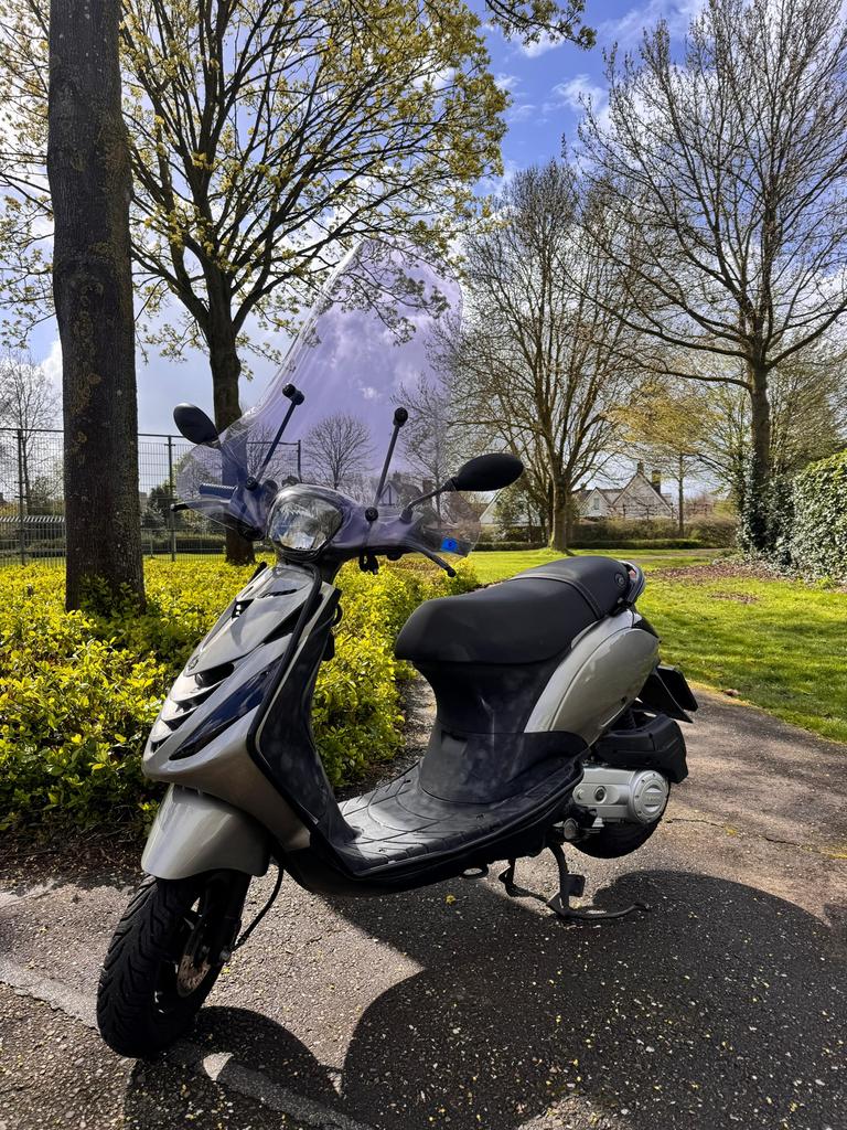 Piaggio zip 2021, Fietsen en Brommers, Scooters | Piaggio, Ophalen, Zo goed als nieuw, Benzine, Zip