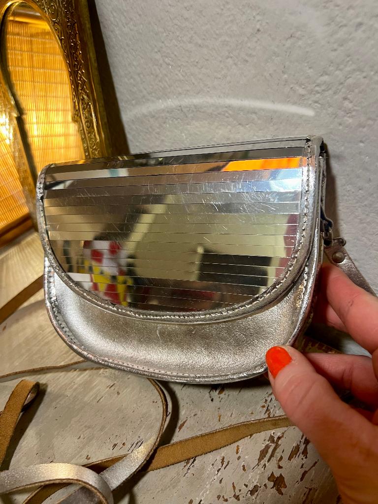 Vintage zilverkleurig leren schoudertasje spiegel tasje boho, Ophalen of Verzenden, Zo goed als nieuw, Overige kleuren, Schoudertasje