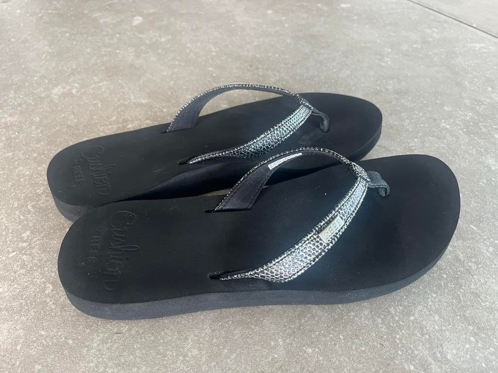 Reef slippers maat 40 - Zo goed als nieuw, Ophalen of Verzenden, Zo goed als nieuw, Zwart, Slippers