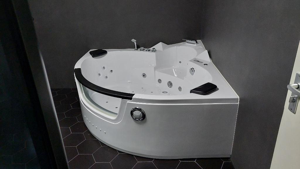 Whirlpool massagebad ligbad - 2 Persoons - 28 jets, Ophalen, 75 cm of meer, Zo goed als nieuw, 150 tot 200 cm