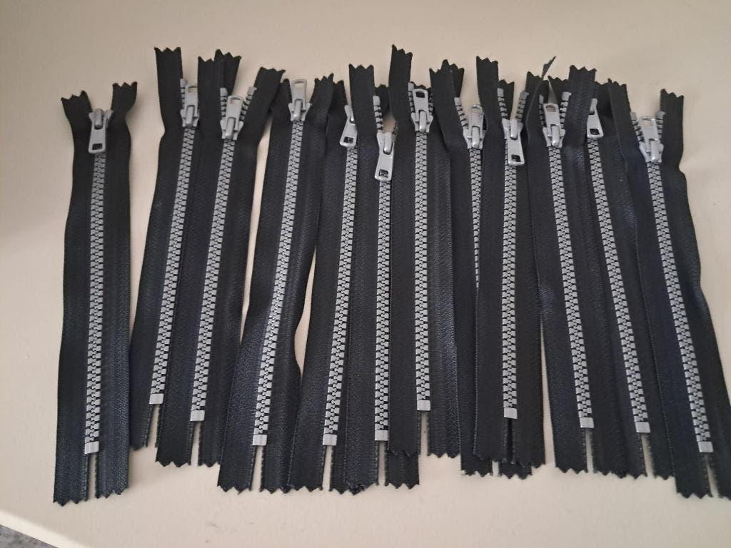 12 YKK ritsen Zwart  12x 18 cm kunstof NIEUW, Hobby en Vrije tijd, Naaien en Fournituren, Ophalen of Verzenden, Nieuw, Rits of Sluiting