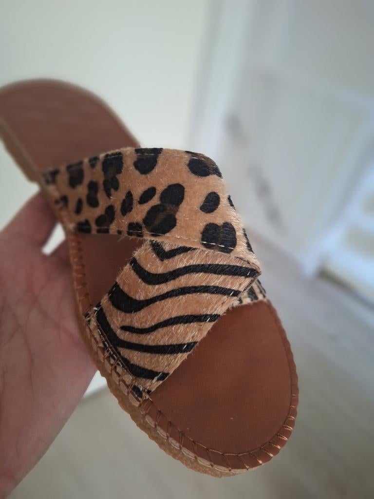 Nieuwe Panter/Zebra Slippers Maat 40 - Zomerklaar!, Ophalen of Verzenden, Nieuw, Overige kleuren, Slippers