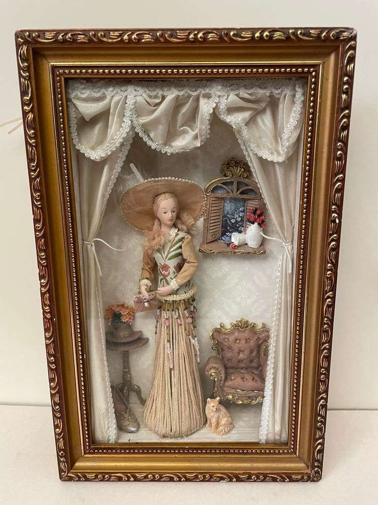Victoriaanse miniatuur kijkkast met porseleinen pop, Ophalen of Verzenden, Gebruikt, Groter dan 1:35, Diorama