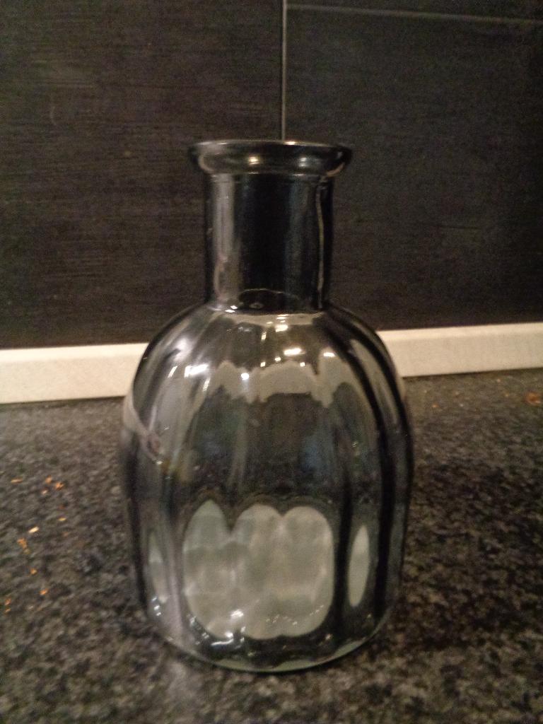 fles vaas van rookglas 16 cm hoog 10 cm doorsnede, Overige kleuren, Nieuw, Ophalen of Verzenden, Glas