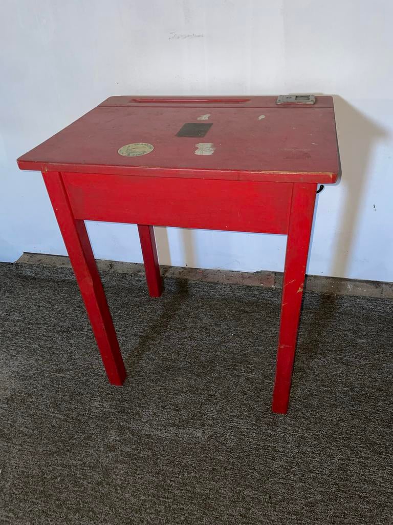 Nostalgische rode schoolbank met inktpot en afsluitklep, Ophalen