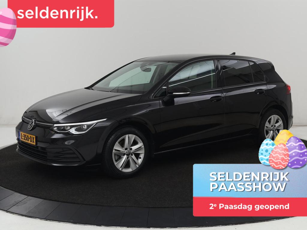 Volkswagen Golf 1.0 eTSI Life | Camera | Massage | Carplay |, Stof, Gebruikt, Euro 6, Zwart