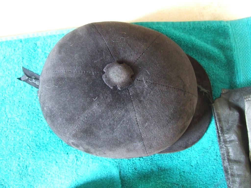 Fouganza zwarte fluwelen cap 56cm gebruikt in goede staat, Dieren en Toebehoren, Paardrijkleding, Gebruikt, Overige soorten, Kinderen