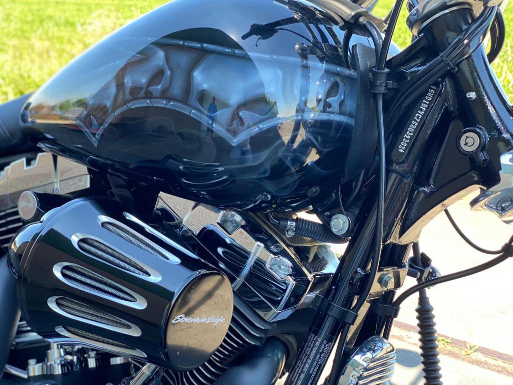 Prachtige gepainte Harley Davidson FXSB Breakout (2016), 2 cilinders, Chopper, Particulier, Meer dan 35 kW