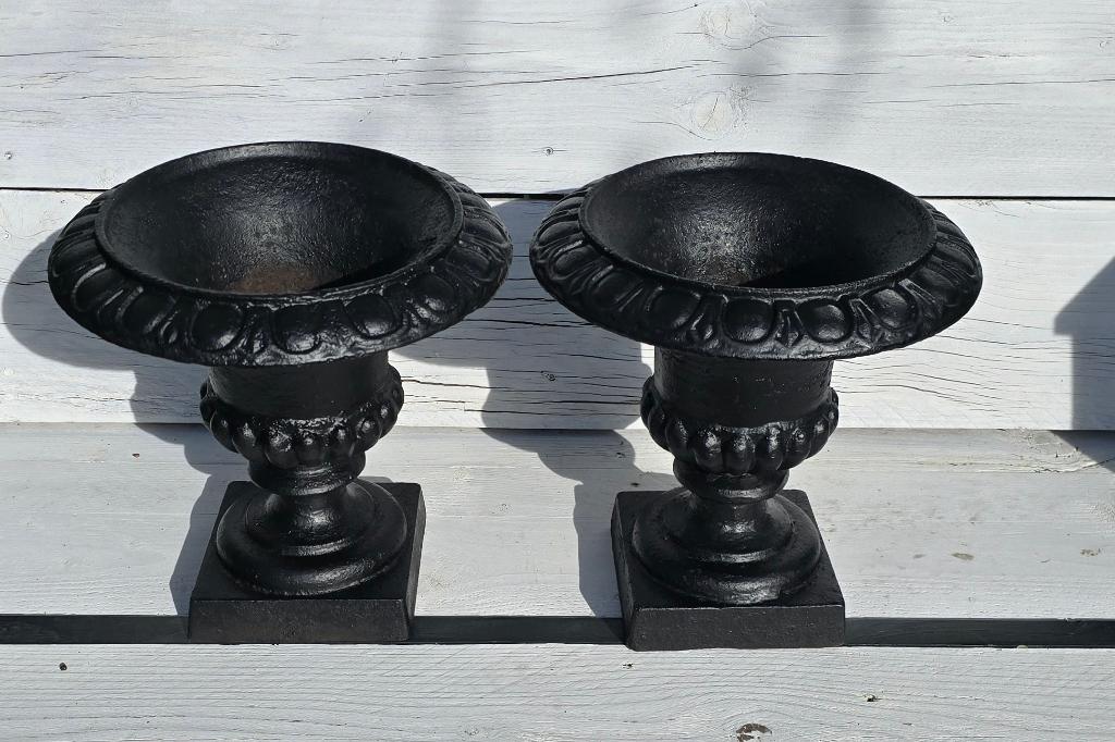 Set van 2 zwarte gietijzeren tuinvazen., Ophalen, Zo goed als nieuw