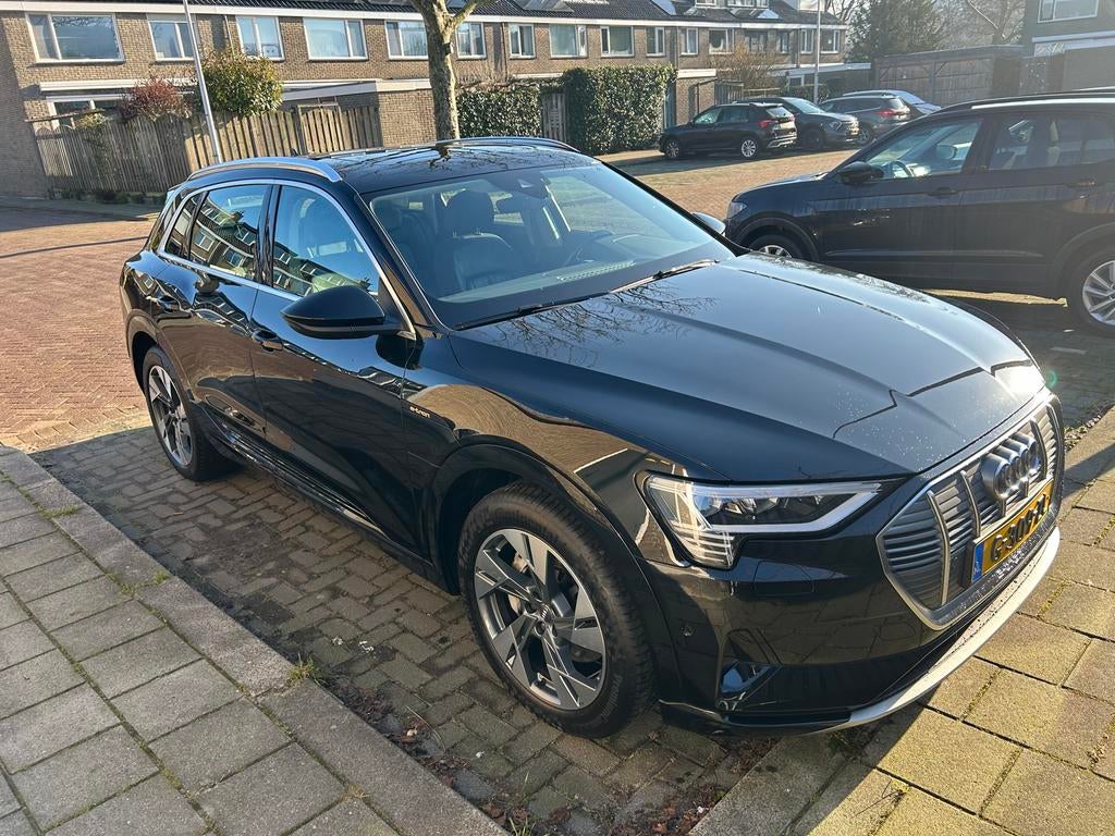 Audi e-tron 50 Quattro 313pk 2019 Zwart, Auto's, Automaat, 1800 kg, Zwart, 124 €/maand