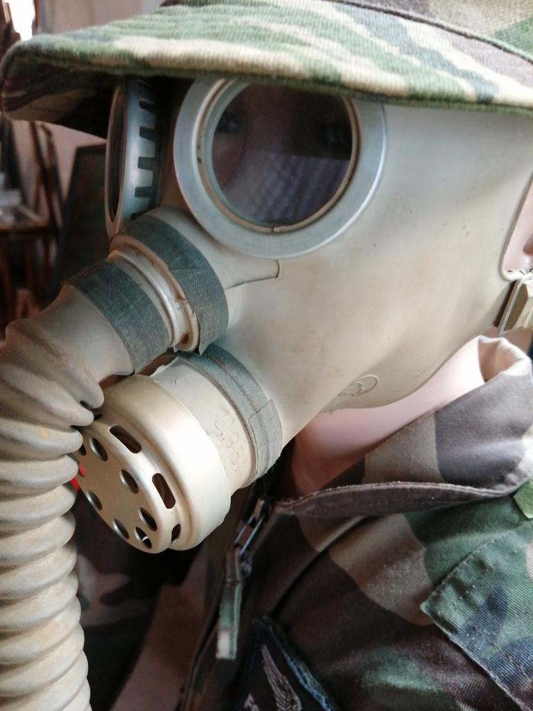 Kleding en masker topstaat het geheel is 120 cm hoog. Maat i, Kleding of Schoenen, Ophalen of Verzenden, X, Nederland