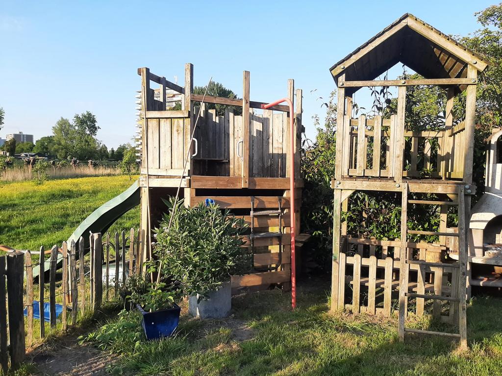 2x Houten speeltoestel met glijbaan en klimwand, Ophalen of Verzenden, Gebruikt, Klimtouw