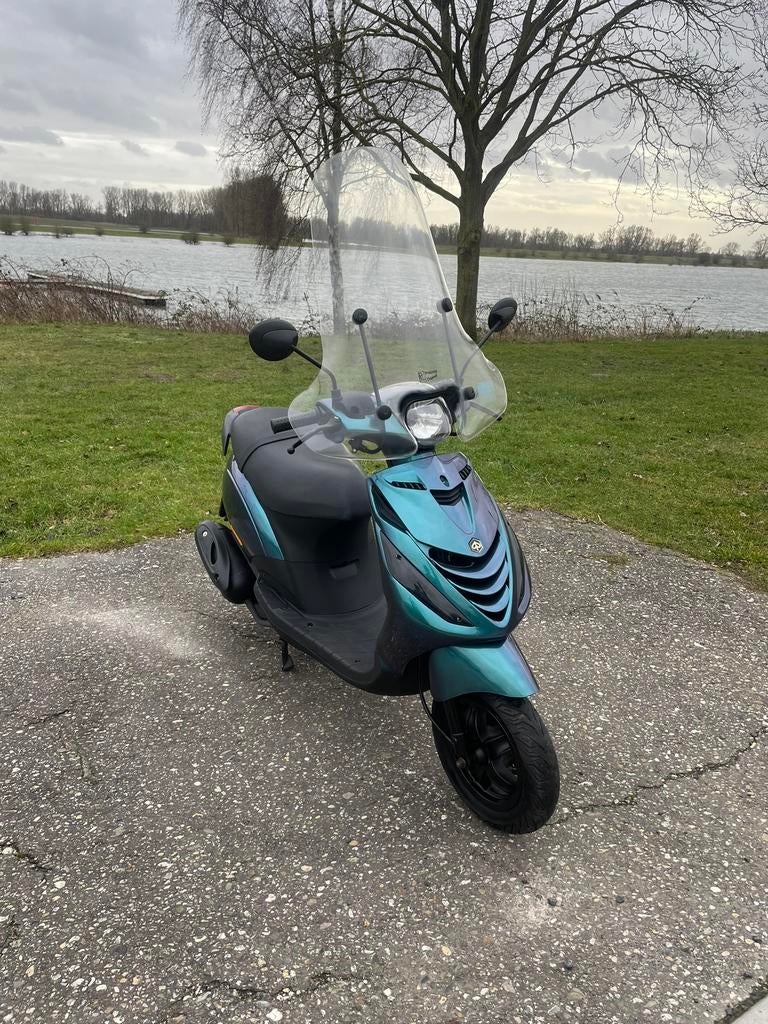 Piaggio zip 4 takt Snor 2017, Fietsen en Brommers, Scooters | Piaggio, Ophalen, Zip, Zo goed als nieuw, Benzine