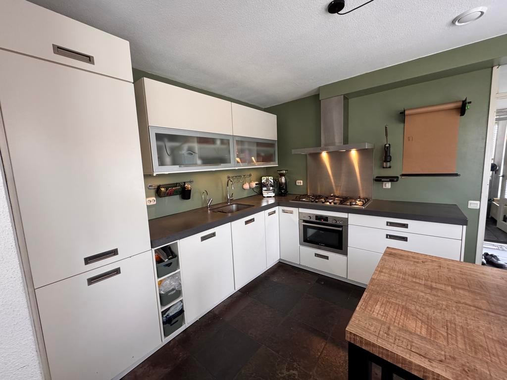 Gebruikte Tulp keuken met donkergrijs werkblad, Huis en Inrichting, Keuken | Complete keukens, Ophalen, Gebruikt, Overige materialen