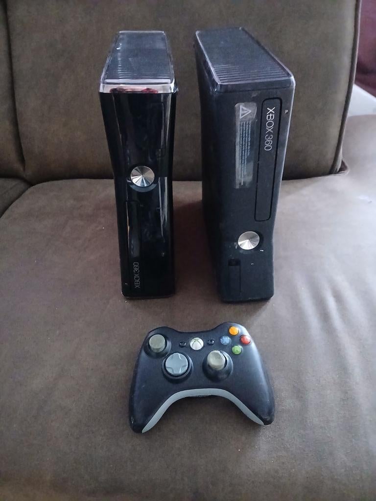 2 x box 360 en joy stik 15€ alles, Spelcomputers en Games, Spelcomputers | Xbox 360, Ophalen, Zonder controller