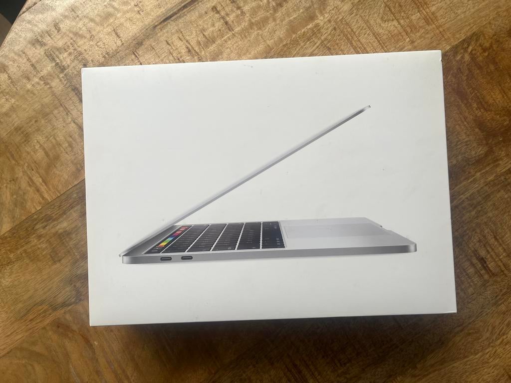 Macbook pro silver 13 inch 2019 8Gb, 256Gb SSD DEFECT SCHERM, Computers en Software, Apple Macbooks, Zo goed als nieuw, MacBook Pro