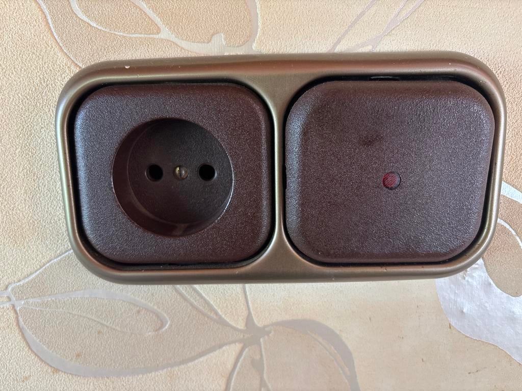 Vintage bruine stopcontacten en schakelaars, Doe-het-zelf en Verbouw, Elektra en Kabels, Ophalen of Verzenden, Gebruikt, Overige typen