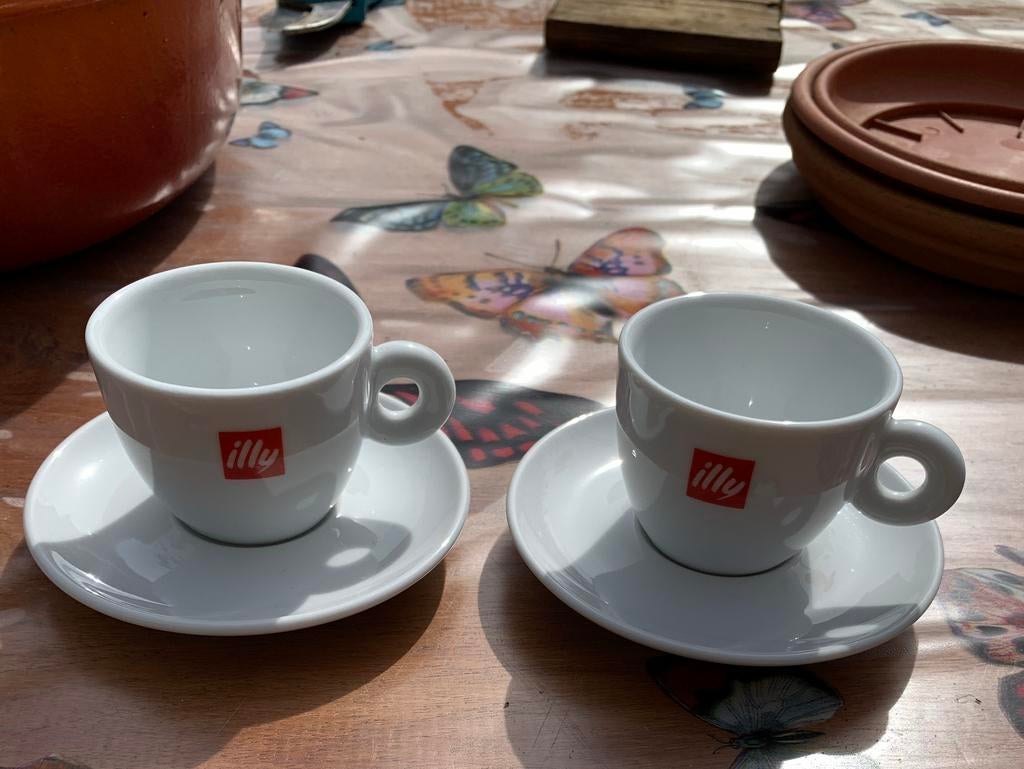 Twee espresso illy kop en schotel, Ophalen of Verzenden, Zo goed als nieuw, Overige stijlen, Kop(pen) en/of Schotel(s)