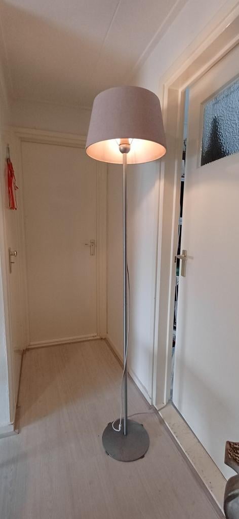 Dimbare staande lamp met oudroze kap, Huis en Inrichting, Ophalen, Gebruikt, Stof, Modern
