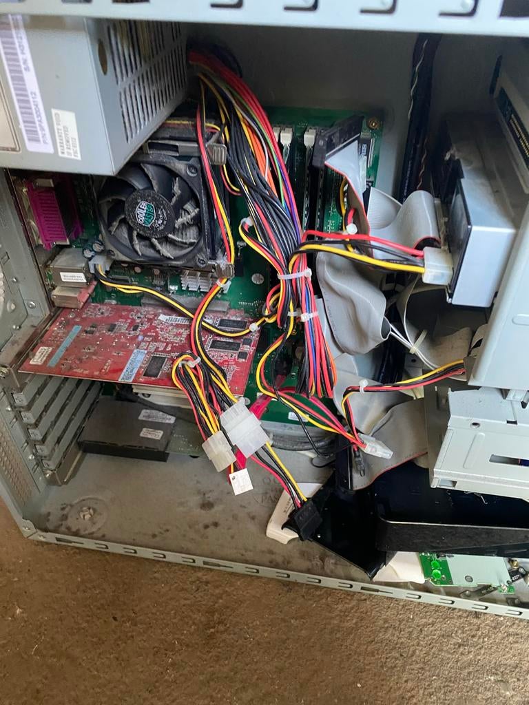 Oude Windows computer voor onderdelen en werkend scherm, Computers en Software, Desktop Pc's, Ophalen of Verzenden, Niet werkend