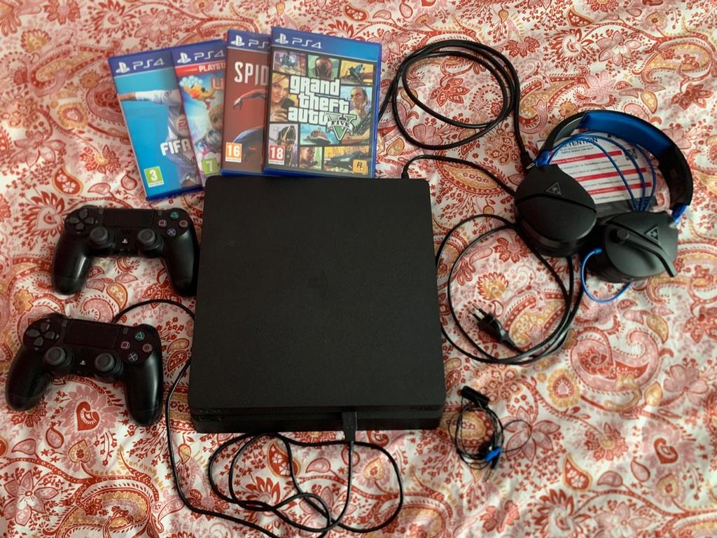 PlayStation 4 slim met 2 controllers, headset en 4 games, Ophalen, Met 2 controllers, Pro, Gebruikt