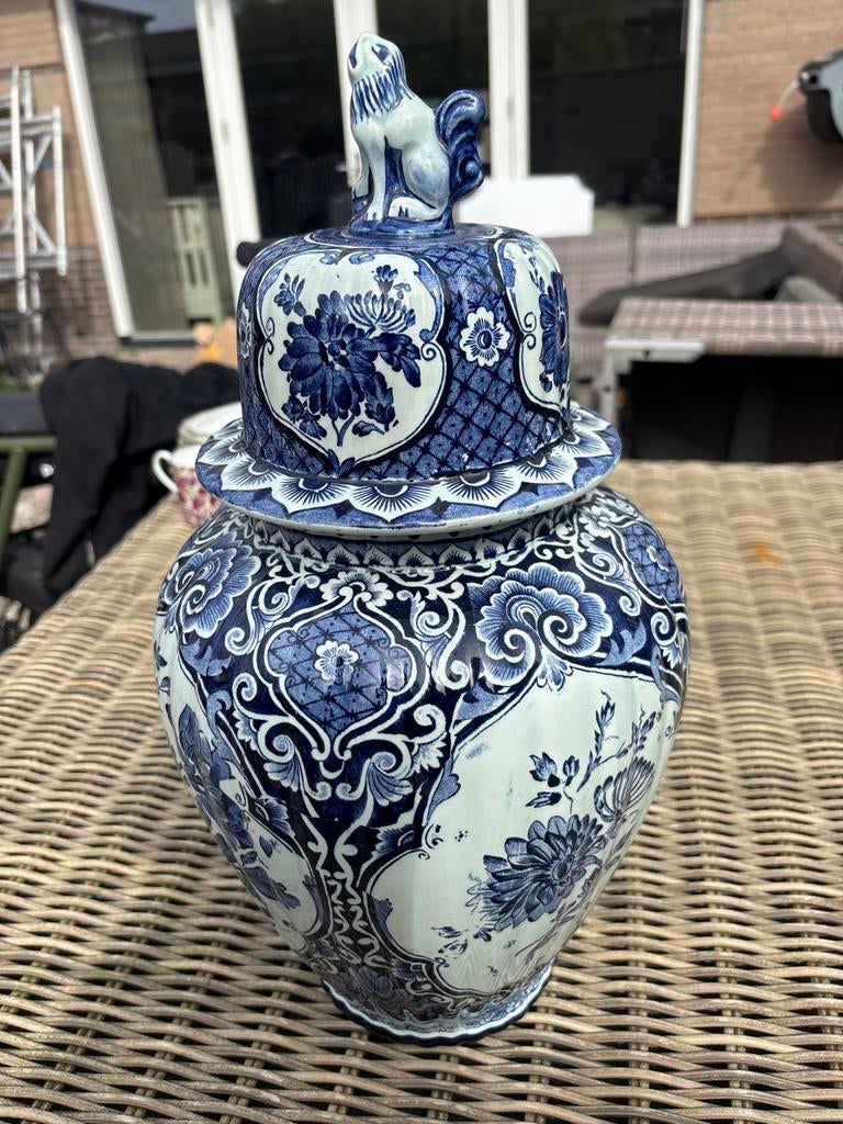 Delfts blauwe vaas met deksel, Ophalen
