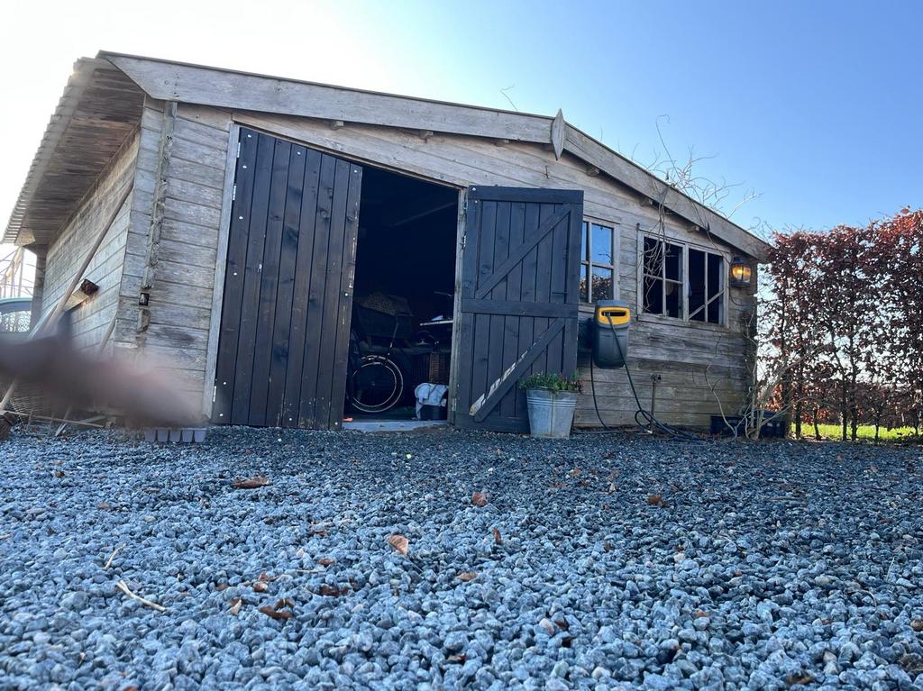 Ruime houten tuinhuis/schuur met ramen en dubbele deuren, Tuin en Terras, Tuinhuizen, Gebruikt, Schuur, Hout, 500 cm of meer, 400 cm of meer