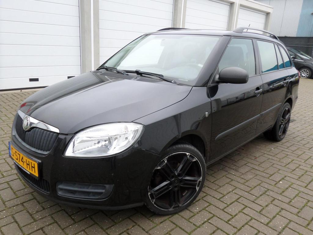 Skoda Fabia Combi 1.4-16V Comfort, Voorwielaandrijving, Zwart, 4 cilinders, Zwart
