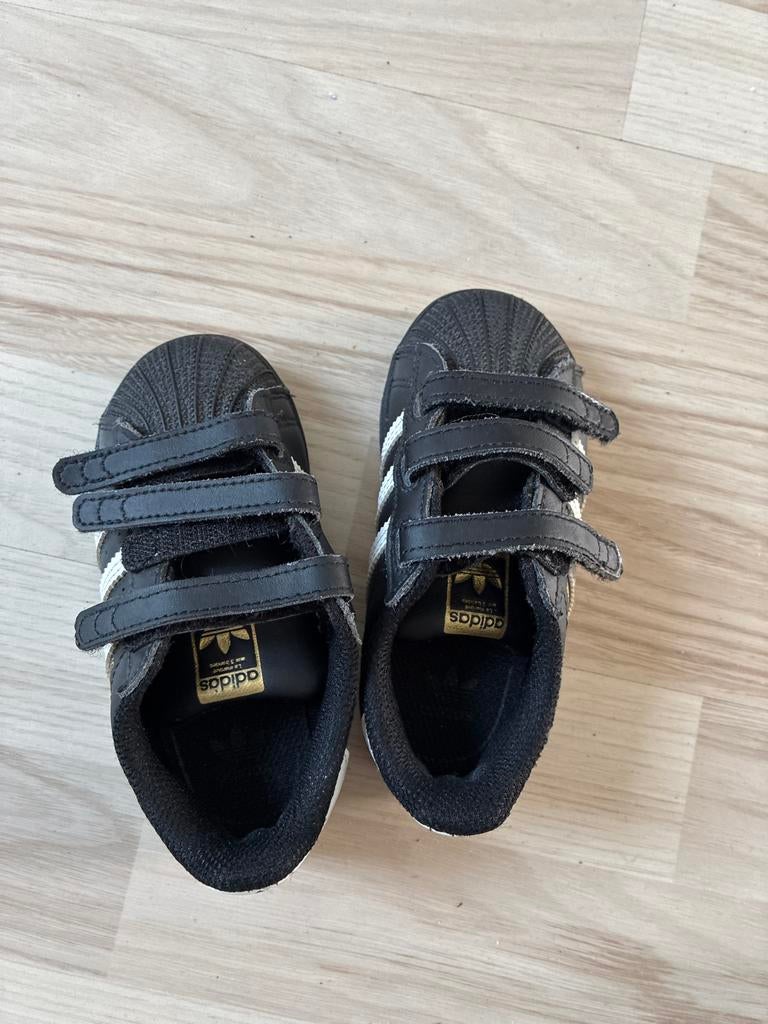 Adidas kinderschoenen zwart met wit maat 24, Kinderen en Baby's, Kinderkleding | Schoenen en Sokken, Ophalen of Verzenden, Gebruikt