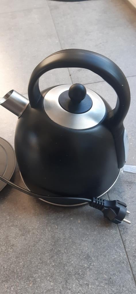 Tomado waterkoker zwart, zilvergrijs deksel, Witgoed en Apparatuur, Waterkokers, 1 tot 2 liter, Ophalen, Zo goed als nieuw