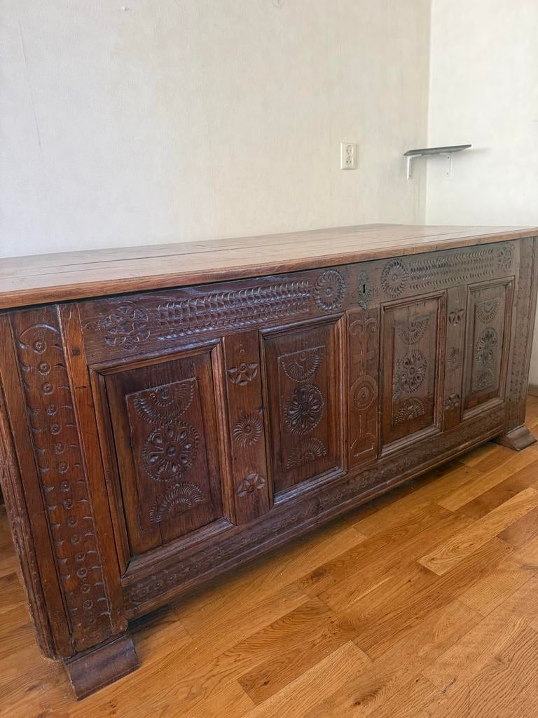 Oude dekenkist met houtsnijwerk, Ophalen