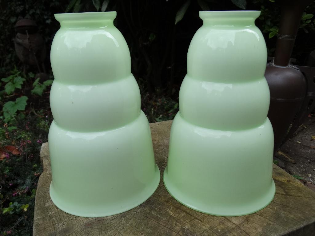 2 lindegroene lampenkappen ondergrond opaline tbv hanglamp, Antiek en Kunst, Antiek | Lampen, Ophalen