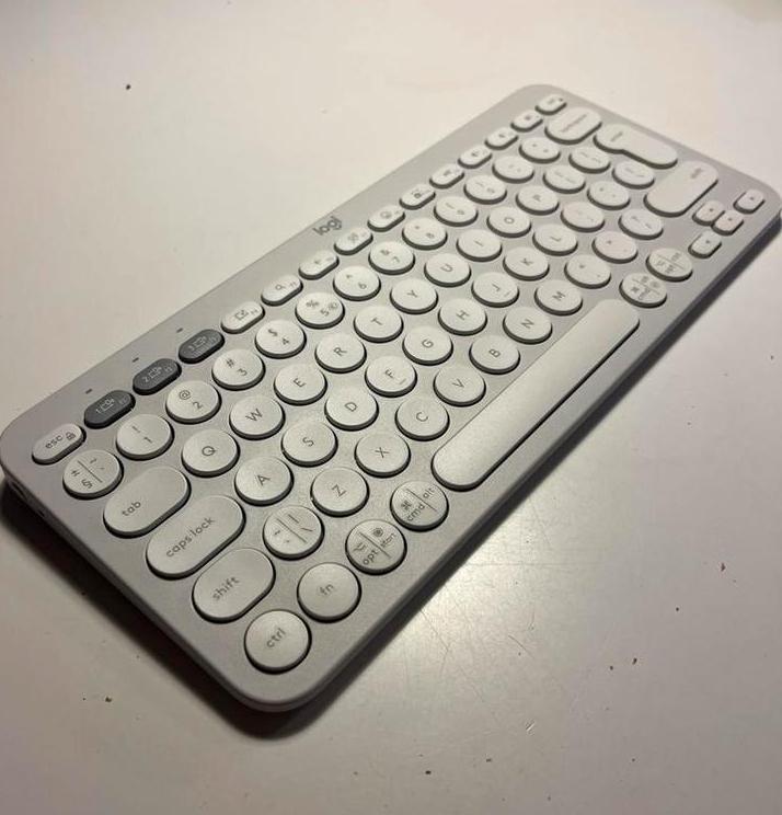 Logitech Pebble Keys 2 K380s Toetsenbord - Draadloos, Computers en Software, Toetsenborden, Multimediatoetsen, Azerty, Ophalen of Verzenden