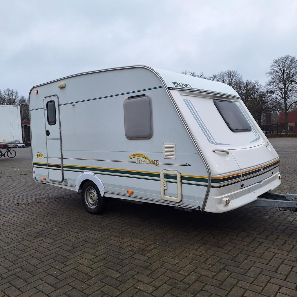 Swift Toscane 410, Voortent+Luifel, Frans bed, Koelkast zgan, Schokbreker, Omvormbare zithoek, Treinzit, 750 - 1000 kg