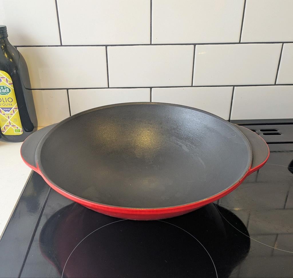 Gietijzeren en rood emaille wokpan, Huis en Inrichting, Keuken | Potten en Pannen, Ophalen, Gietijzer, Zo goed als nieuw, Keramische plaat