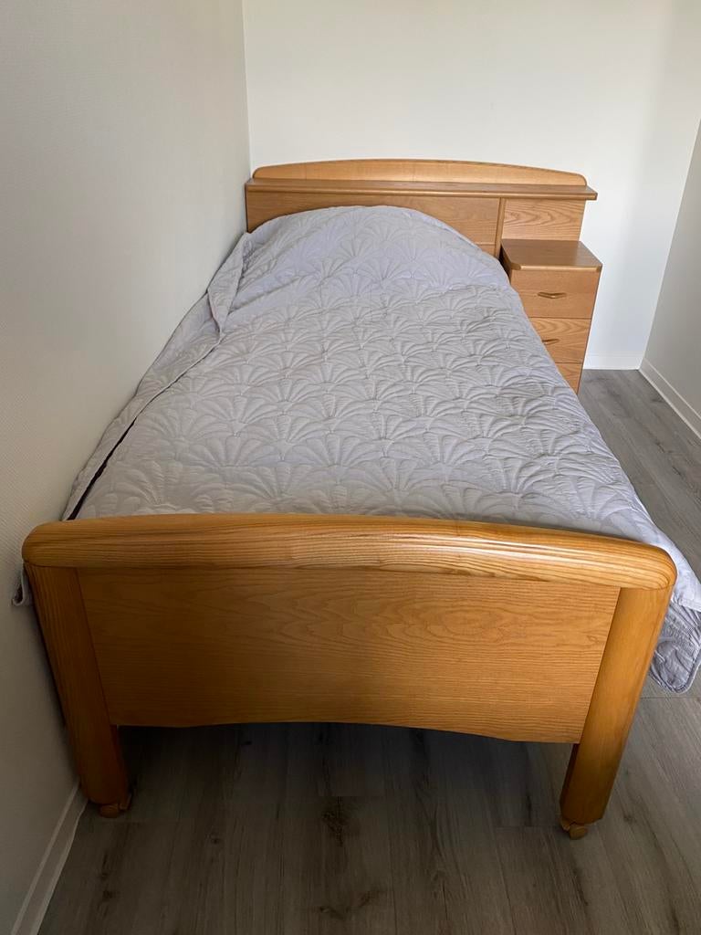 Massief houten bed 1-persoons, Ophalen, Zo goed als nieuw, Eenpersoons