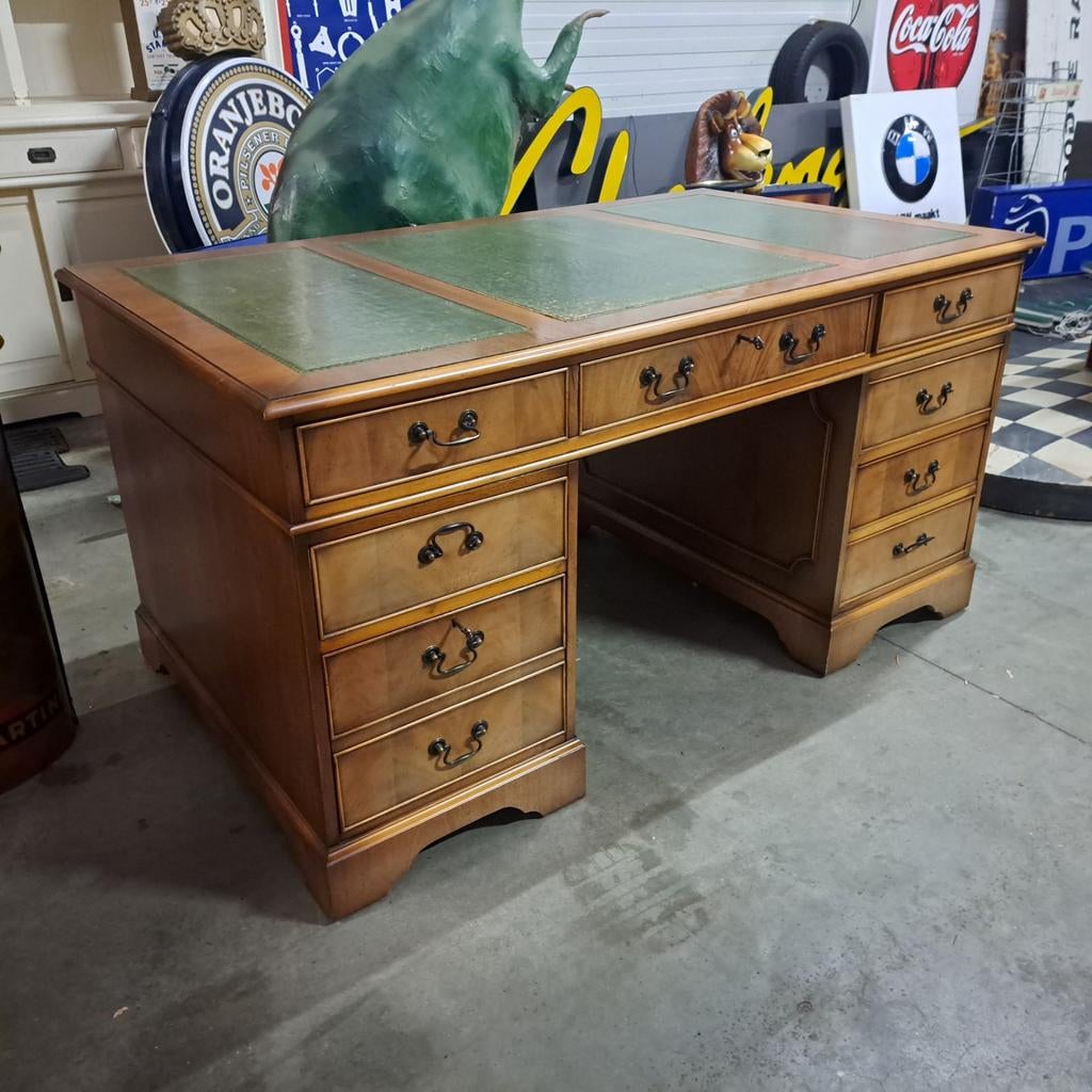 Engels Chesterfield Antiek bureau Notenhout 👌, Huis en Inrichting, Bureaus, Ophalen, Gebruikt