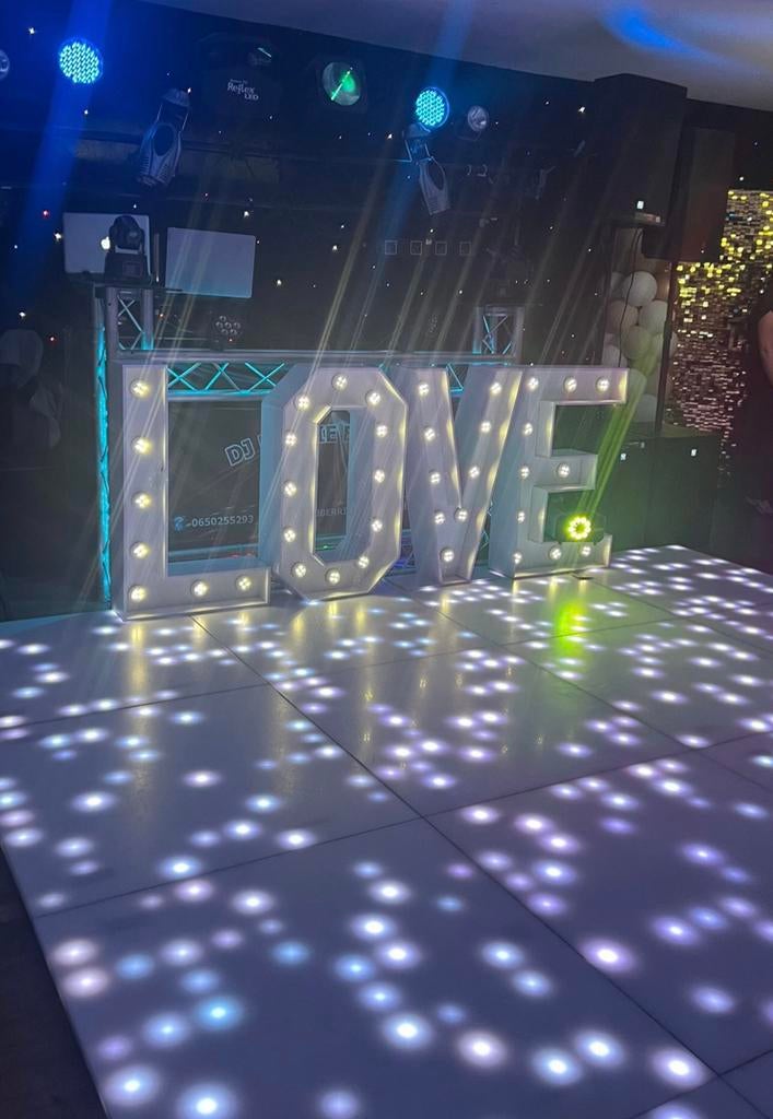 LOVE licht letters 1 meter, Hobby en Vrije tijd, Feestartikelen | Verhuur, Ophalen of Verzenden, Zo goed als nieuw, Geboorte of Huwelijk