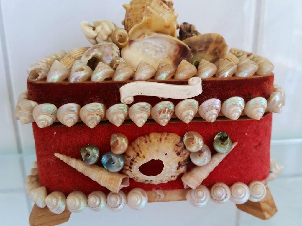 Antieke Sierdoos met echte schelpen.