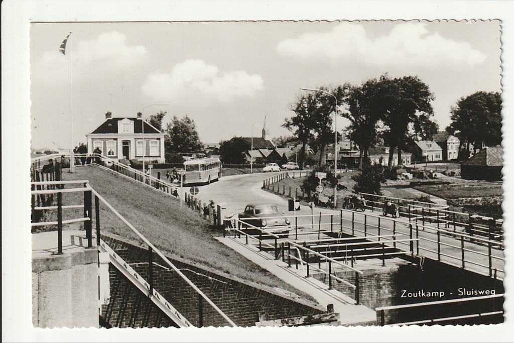 ZOUTKAMP SLUISWEG SCHOOLREISJE DVM LEYLAND VAN HOOL TOUR BUS, Verzamelen, Ophalen of Verzenden, 1960 tot 1980, Ongelopen, Groningen