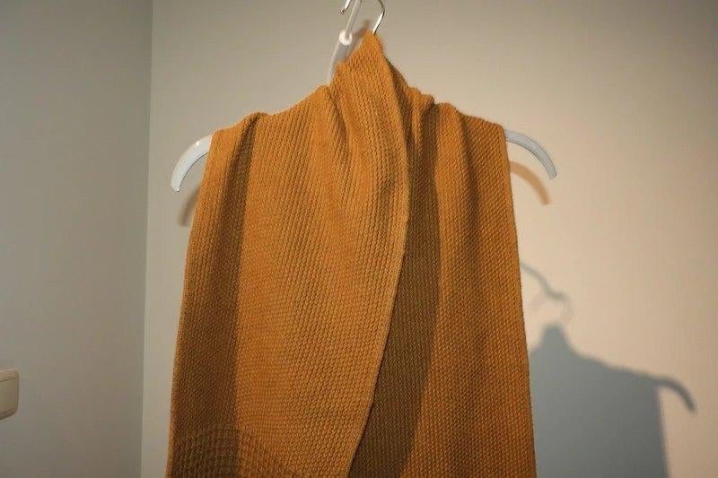 Ted Baker oker kleur shawl deels kabel print leer merklabel, Maat 38/40 (M), Verzenden, Sjaal, Ted Baker