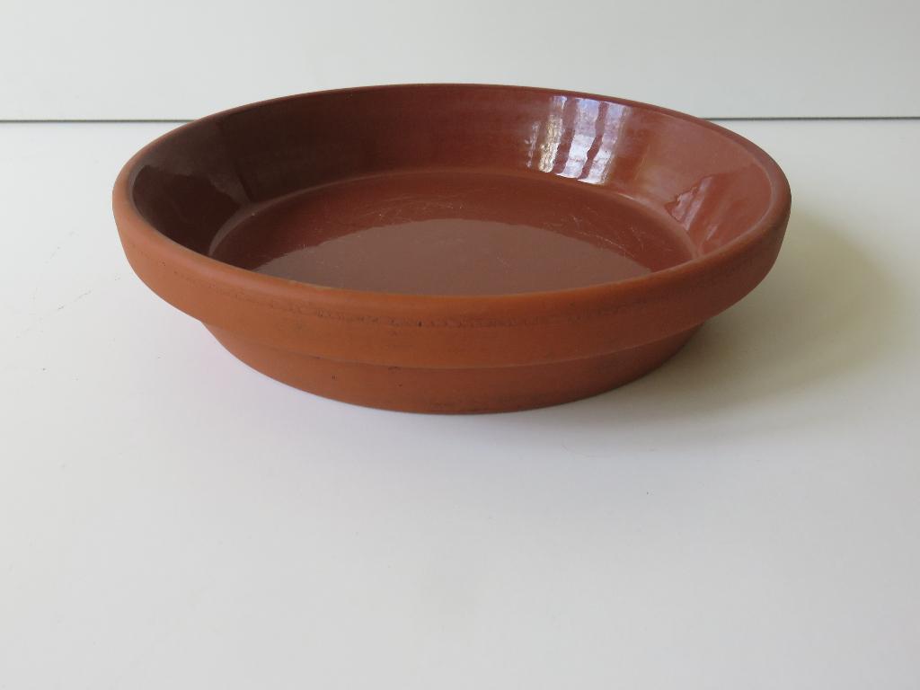 Terracotta schotel (binnenkant geglazuurd) d23 a 23,5 cm, Tuin en Terras, Bloempotten, Zo goed als nieuw, Terracotta, Binnen, Balkon